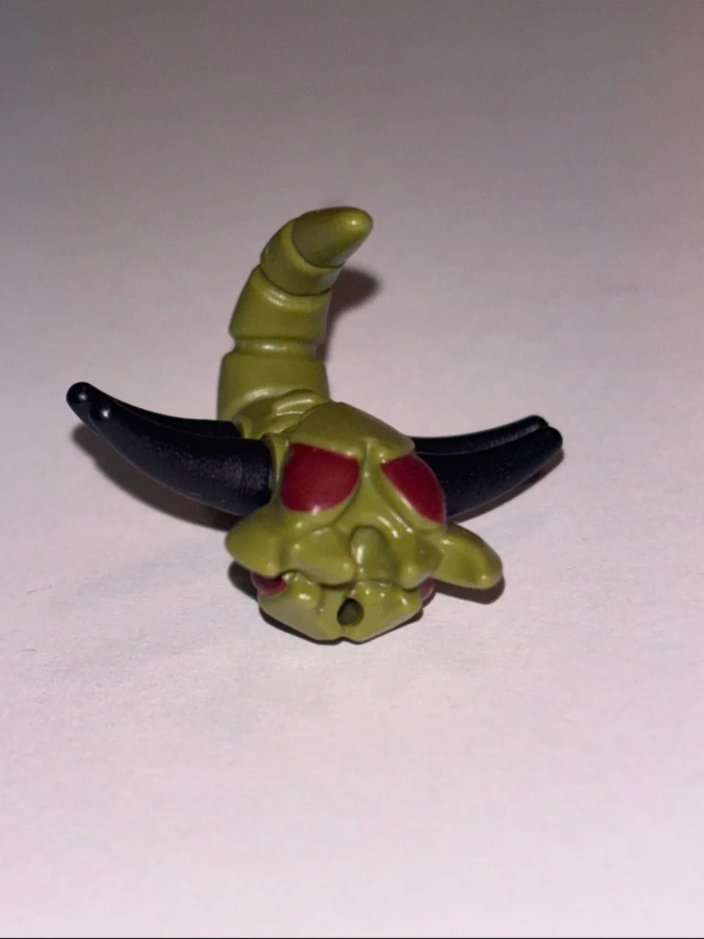LEGO - Minifig, Animal - Insectoid w/ Wings, Dark Red Eyes - Olive Green